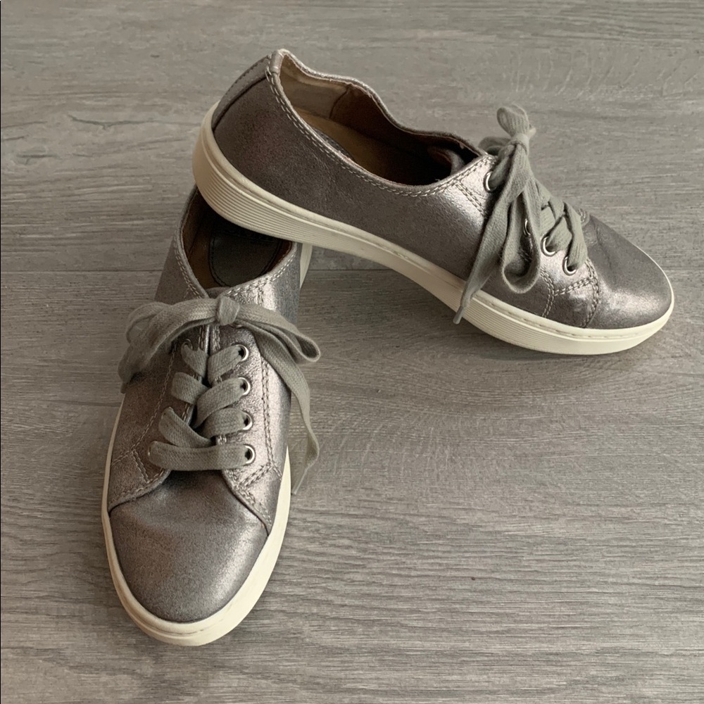 Sofft Shimmering Gray Lace-Up Leather Sneakers - Picture 5 of 7